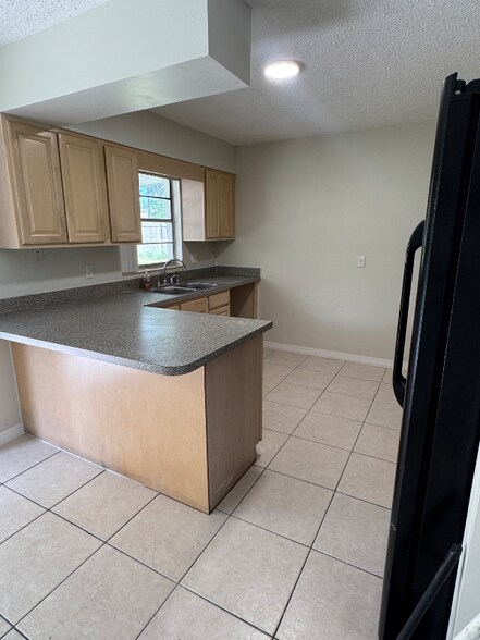 Building Photo - 1110 Outlook Dr