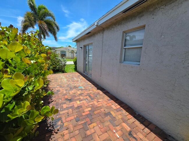 Building Photo - 569 E Ridge Cir N