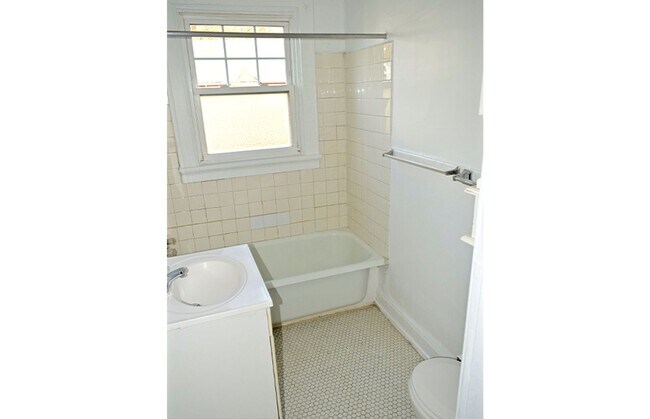 Building Photo - 415 Probasco St