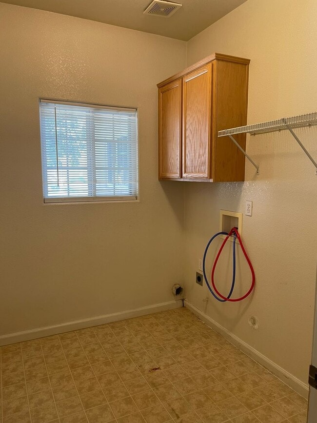 Building Photo - Available Now! Move-In Ready