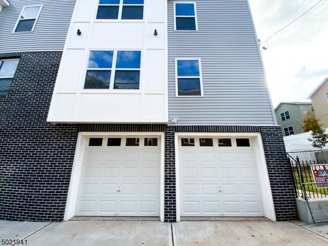 Building Photo - 70 N 6th St