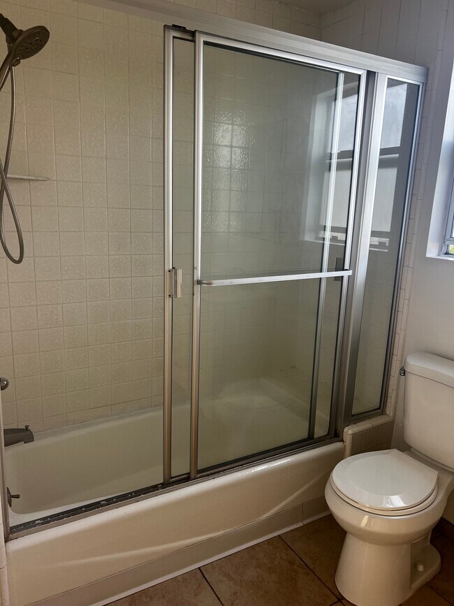 Upstairs bathroom - 640 Vernon Ave