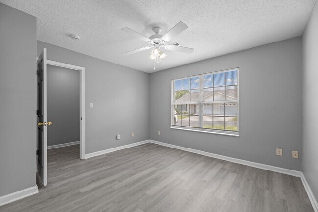 Building Photo - Updated One Level 2 Bedroom / 2 Full Bath ...