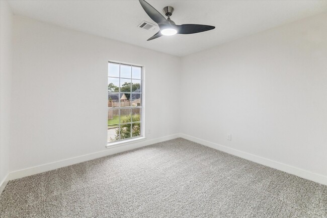 Building Photo - 14710 James River Ln