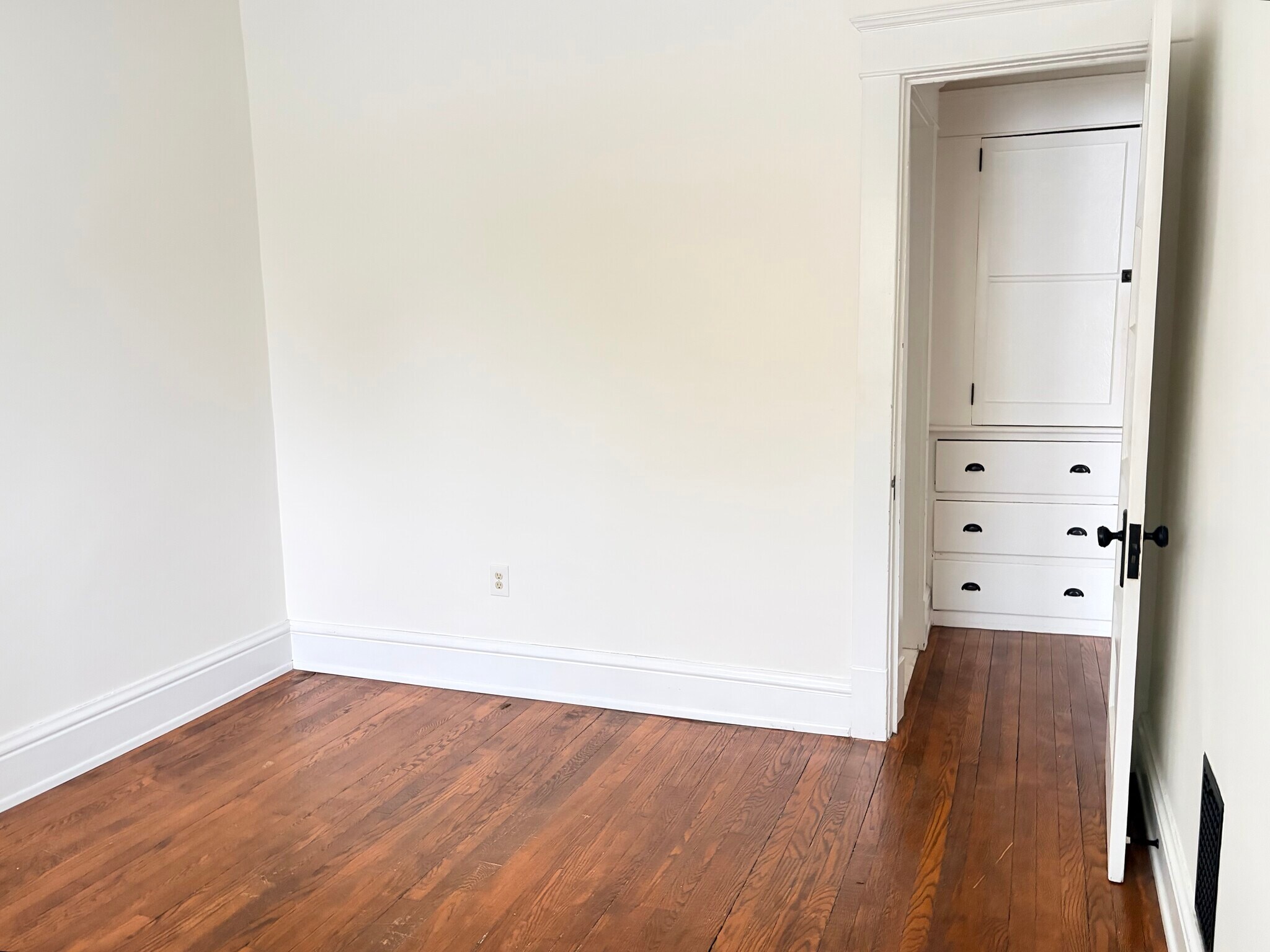 Building Photo - 693 Linwood Ave