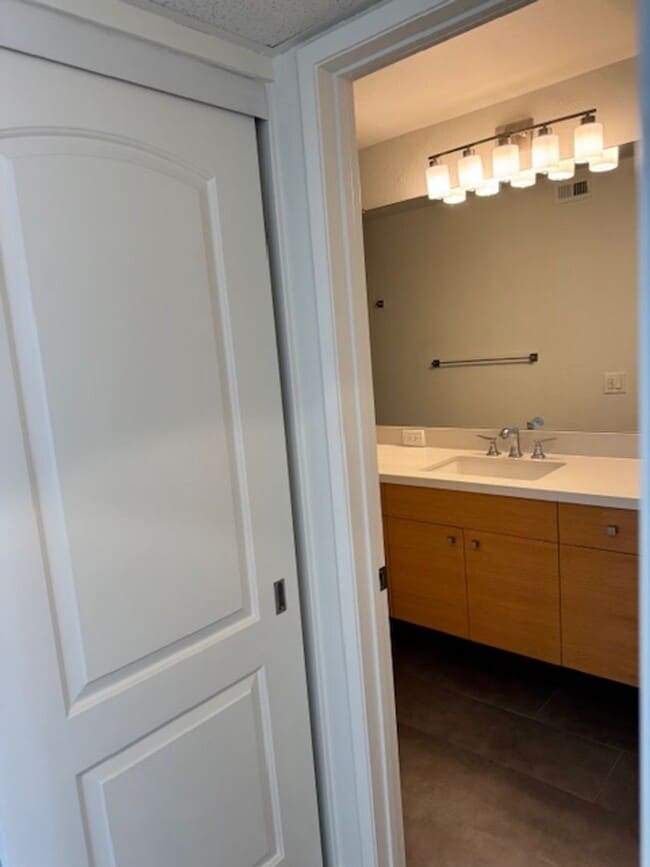 Building Photo - Steps from Alamitos Beach! Modern 1 bed 1 ...