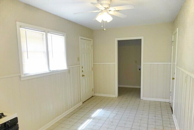 Building Photo - Lovely House Located Minutes From Elementa...