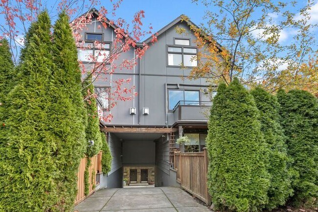 Building Photo - Luxurious Air-Conditioned Leschi View Townhome