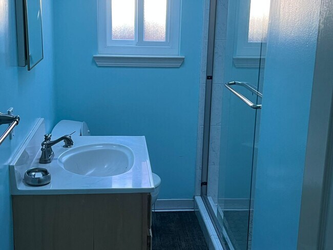 Building Photo - FURNISHED SHORT TERM 6 MONTH MINIMUM STAY