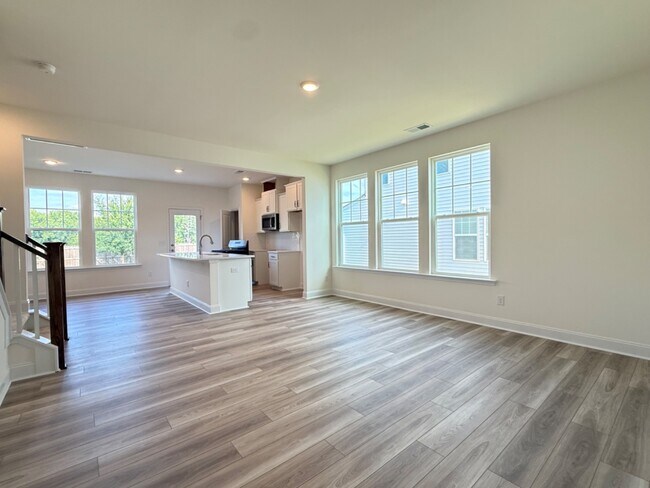 Building Photo - 3 Bedroom End unit Townhome Double Driveway - Lots of Natural Light