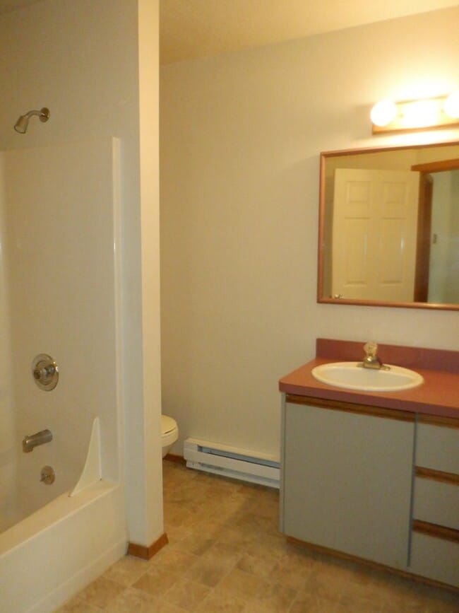 Building Photo - 1 Bed/1 Bath Apartment Across Millers Land...