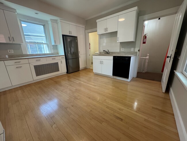Primary Photo - 30 Carver St