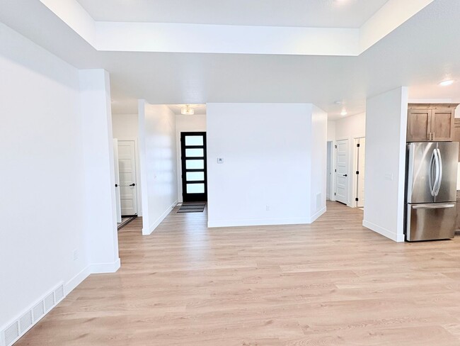 Building Photo - Six Bedroom House!! FREE: WiFi, Lawn care and Water softener!!