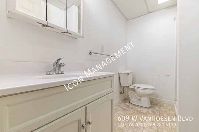 Building Photo - 609 W Van Hoesen Blvd