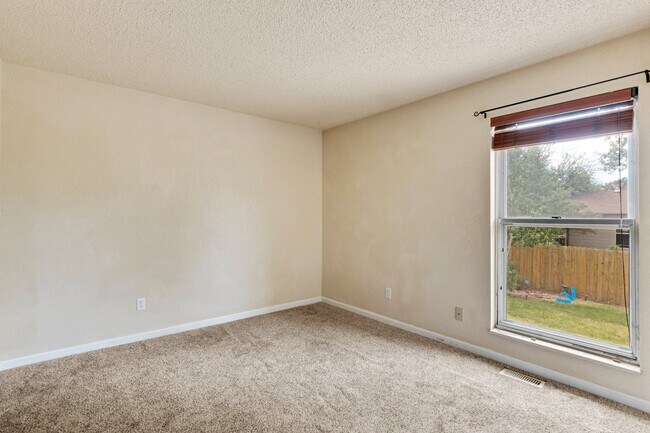 Building Photo - 3020 Avondale Dr