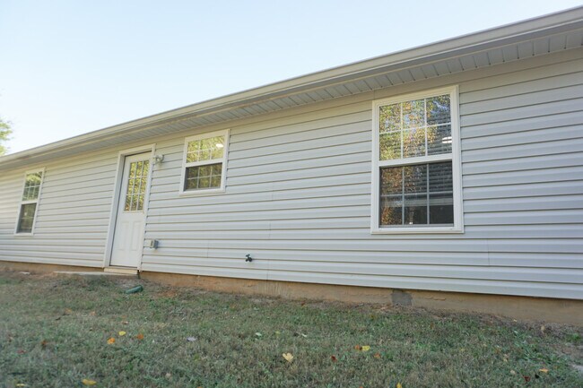 Building Photo - 321 Apple Dr