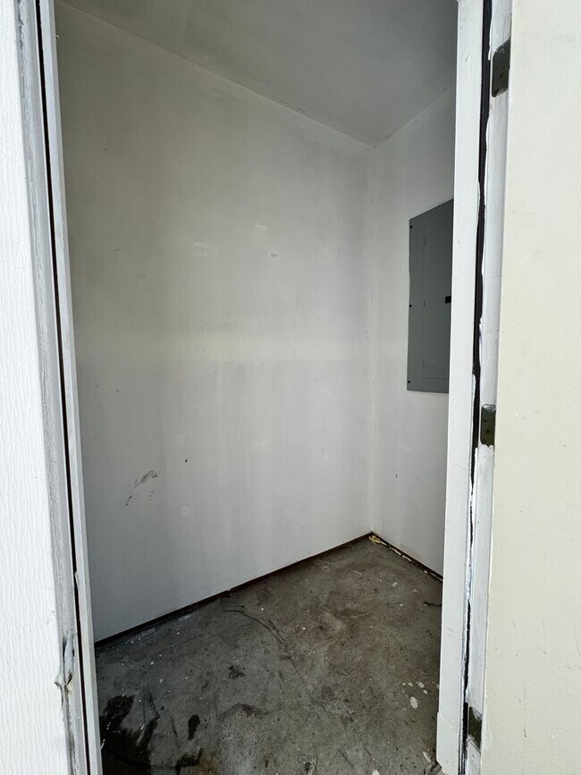 Building Photo - 2BR/2.5 Bath Townhome Minutes to Camp Lejuene