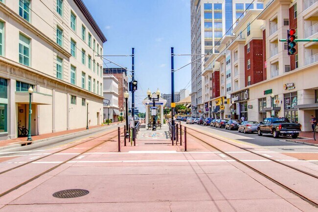 Building Photo - Spectacular Penthouse Condo in Downtown No...