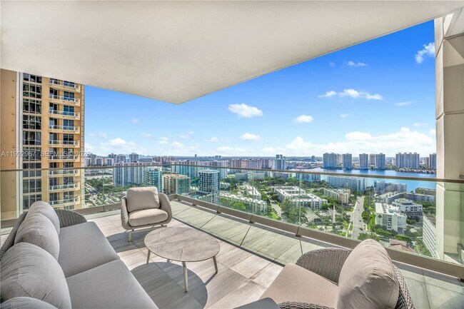 Building Photo - 17901 Collins Ave