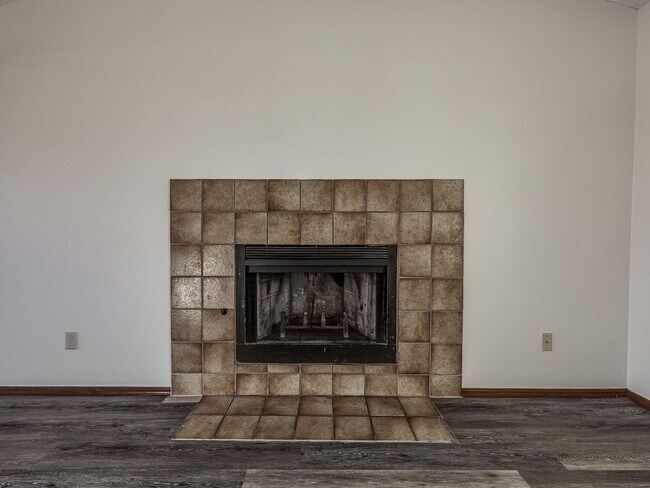 Building Photo - Move in discount / $800 first month rent