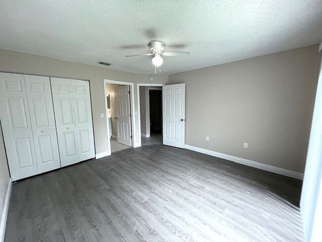 Building Photo - Welcome home to this charming 2-bedroom, 2...