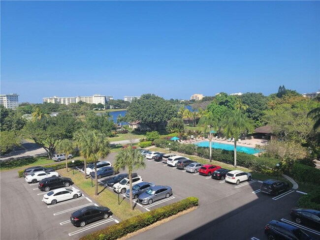 Building Photo - 3050 N Palm Aire Dr