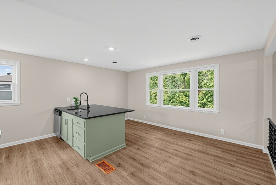 Building Photo - 2695 Barclay Dr