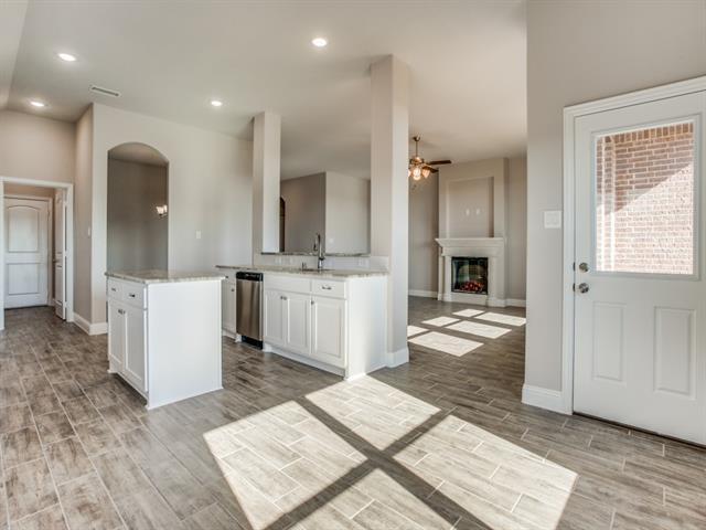 Building Photo - 533 Redbud Dr