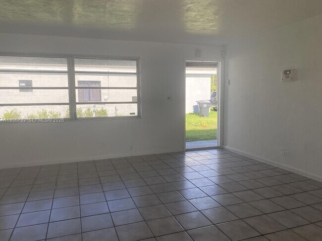 Building Photo - 5904 SW 27th St