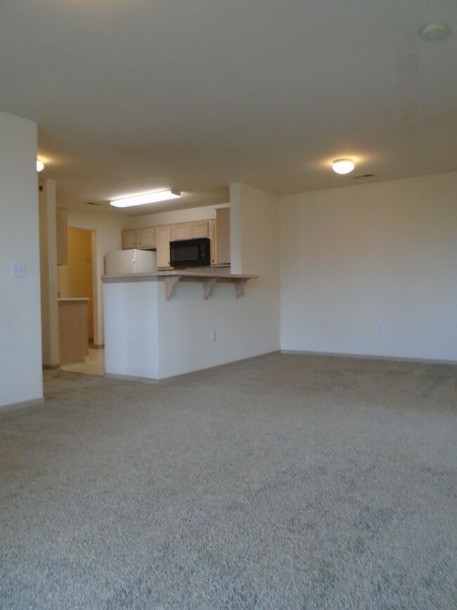 Building Photo - Spacious Apartment