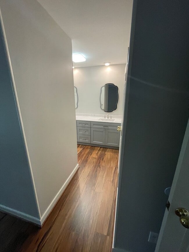 Building Photo - Large 2 Bedroom, 2.5 Bath Townhouse - Autu...