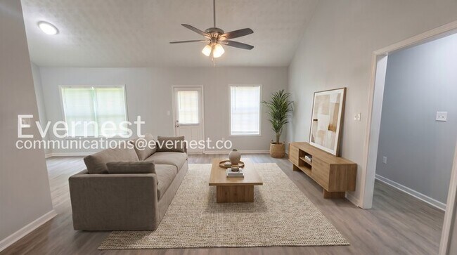 Building Photo - Limited Time Special Offer / 3 Bed, 2 Bath Home with Garage / Pet-Friendly / Available Now!