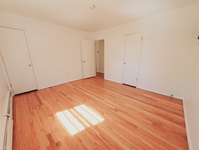 Building Photo - 3 br, 1 bath Condo - 27 Silver St Apt 2