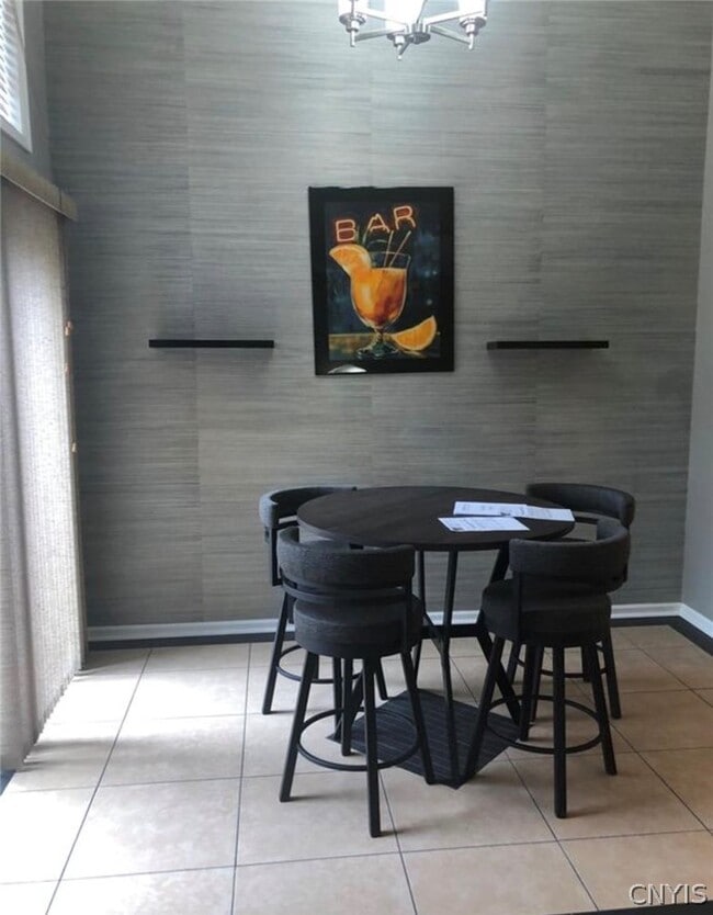 Building Photo - 372 Summerhaven Dr N