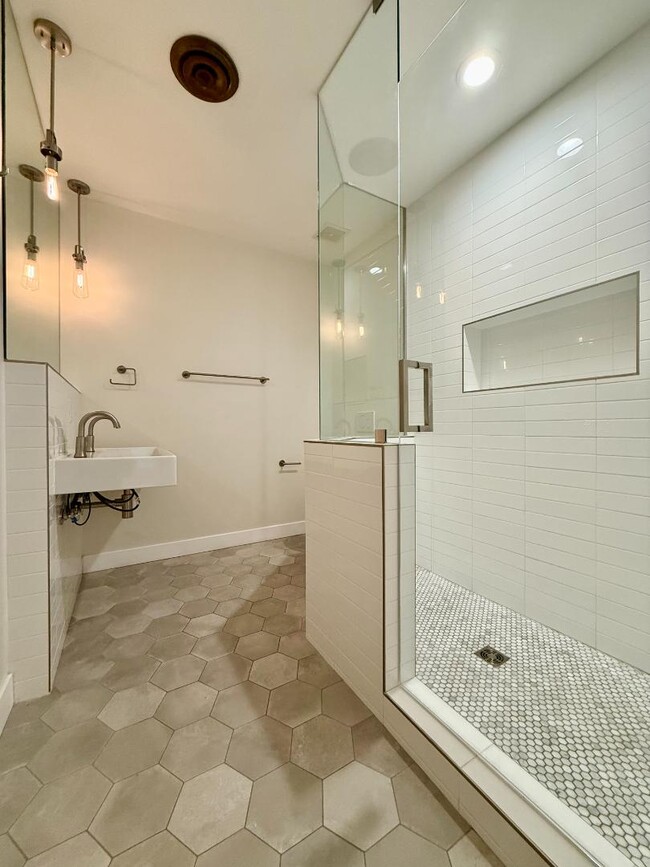 Building Photo - 21 E 6th St