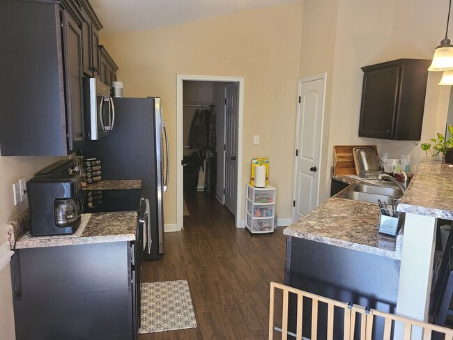Building Photo - 3 Bedroom, 2 bath home in the Bridgeport C...
