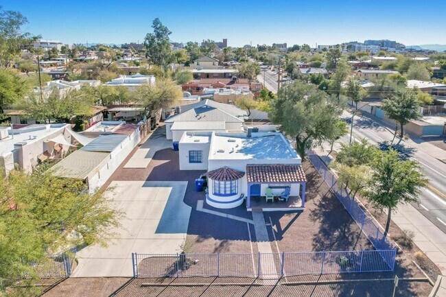 Building Photo - 1304 E Linden St