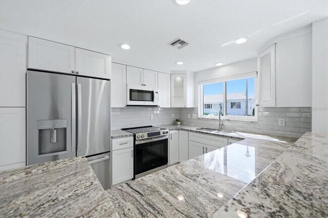 Building Photo - 885 Spanish Dr N