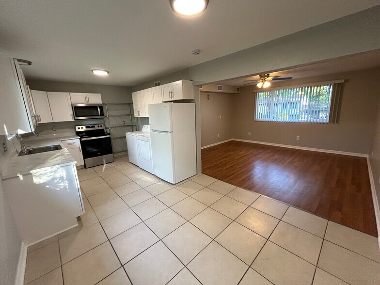 Building Photo - 217 Glenmoor St