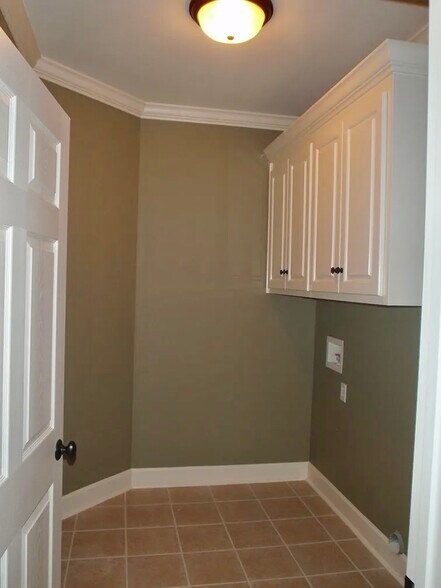 Building Photo - 409 Redbud Cir