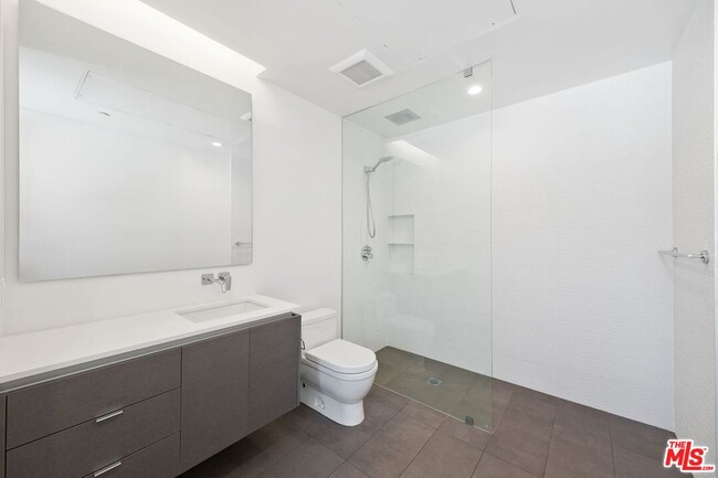Building Photo - 935 N San Vicente Blvd