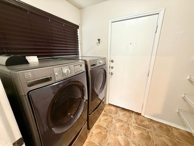 Building Photo - 3-bed 2.5bath home near Seaworld