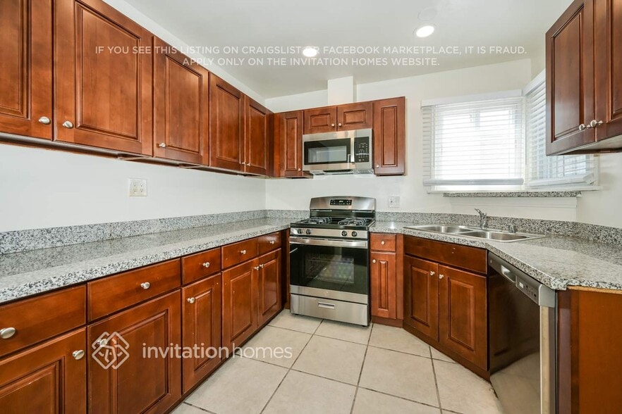 Building Photo - 2112 N Screenland Dr