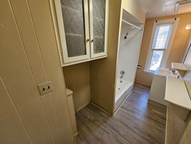 Building Photo - PRICE DROP & LEASING SPECIAL!! $2,000 - 3 Bed / 1 Bath Apartment in West Manchester's Rimmon Heig...