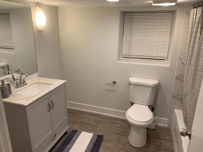 Building Photo - 3050 N Clifton Ave