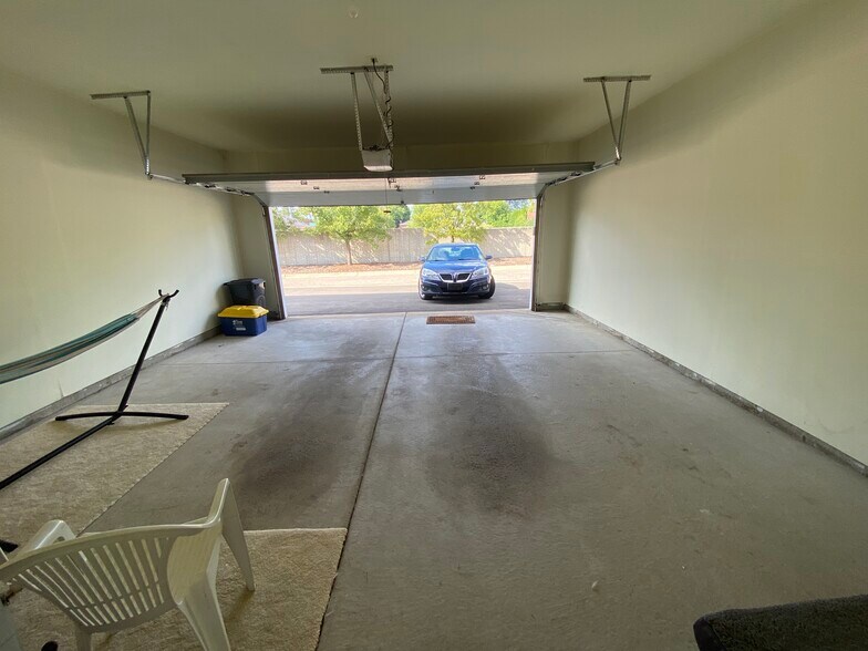 Spacious 2 car garage - 1075 Alameda Blvd
