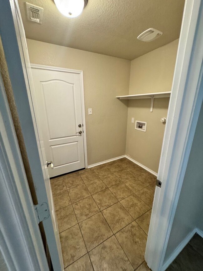Building Photo - Ready for Move In! Spacious 4 bedroom 3 ba...
