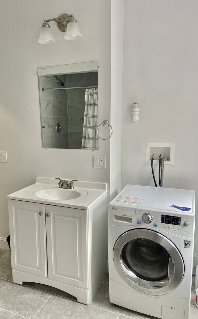 Building Photo - 414 Grand St