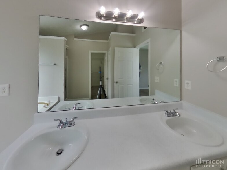 Building Photo - 10754 Starling Trail