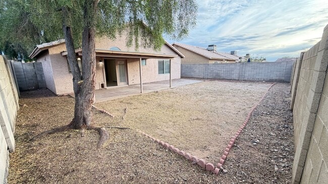 Building Photo - Freshly Painted 3 bedroom/2 bathroom Peoria Home!